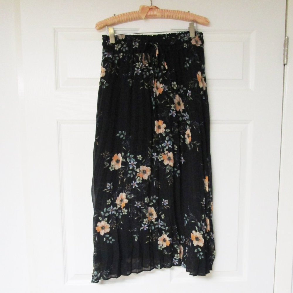 NWOT VICI Pleated Floral Skirt